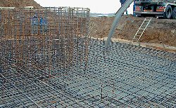 Billedet viser udstøbning af fundament med selvkompakterende beton også kaldet SCC